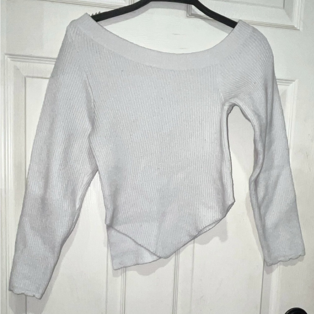 White asymmetrical off the shoulder sweater. Size: L #offtheshoulder #femme